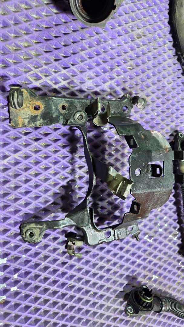 кронштейн (крепление) BMW X6 E71/E72 E71 2010, 4.4 л., N63 B44 A, бензин, АКПП, чёрный, внедорожник 5 дв., полный привод - фото №1