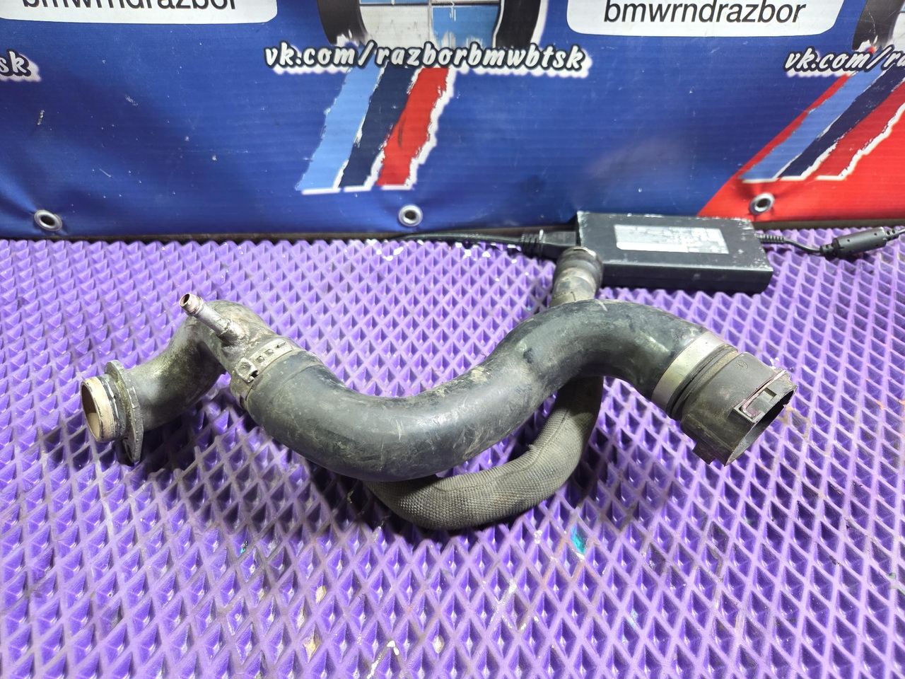 патрубок радиатора BMW X6 E71/E72 E71 2010, 4.4 л., N63 B44 A, бензин, АКПП, чёрный, внедорожник 5 дв., полный привод, 17127576354, 7576354 - фото №1