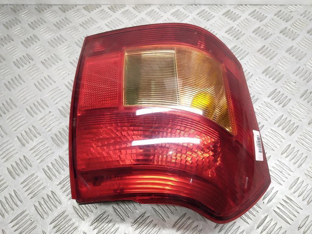 фонарь задний правый Toyota Corolla 9 поколение (E120/E130) [рестайлинг] 2003, 1.4 л., i, 4ZZ-FE, бензин, 5МКПП, т-синий, хетчбэк 5 дв., передний привод, правый руль