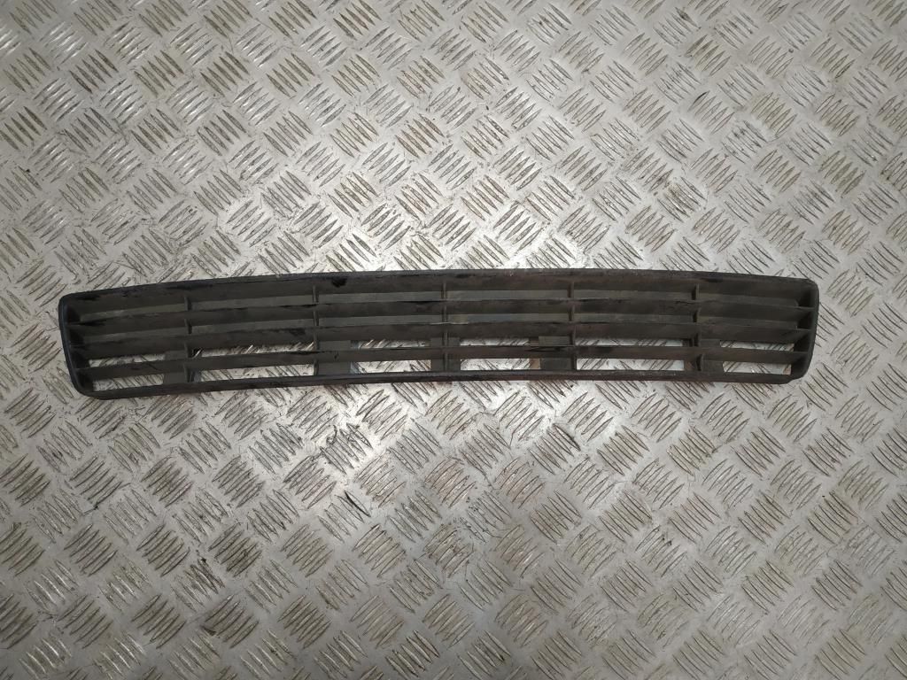 заглушка (решетка) в бампер Audi A4 B5 1998, 1.8 л., i, ADR, бензин, 5МКПП, синий, универсал, передний привод, правый руль, 8D0807683E - фото №1
