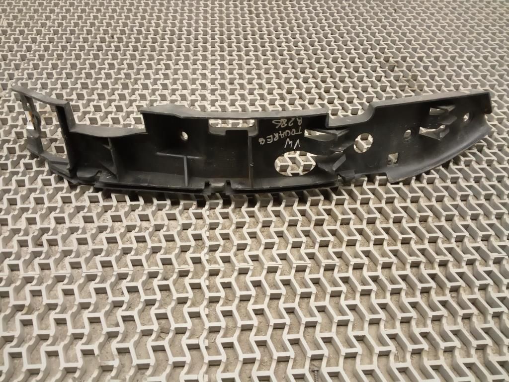 крепление бампера Volkswagen Touareg 1 поколение 2004, 2.5 л., TDi PD, BAC, дизель, 6МКПП, black magic / lc9z, внедорожник 5 дв., полный привод, правый руль, 7L6807184C