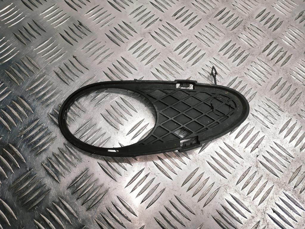 решётка бампера боковая левая Mercedes-Benz C-Класс W203/S203/CL203 W203 2002, 2.6 л., i, M 112.912, бензин, АКПП, голубой, седан, задний привод, правый руль, A2038850523