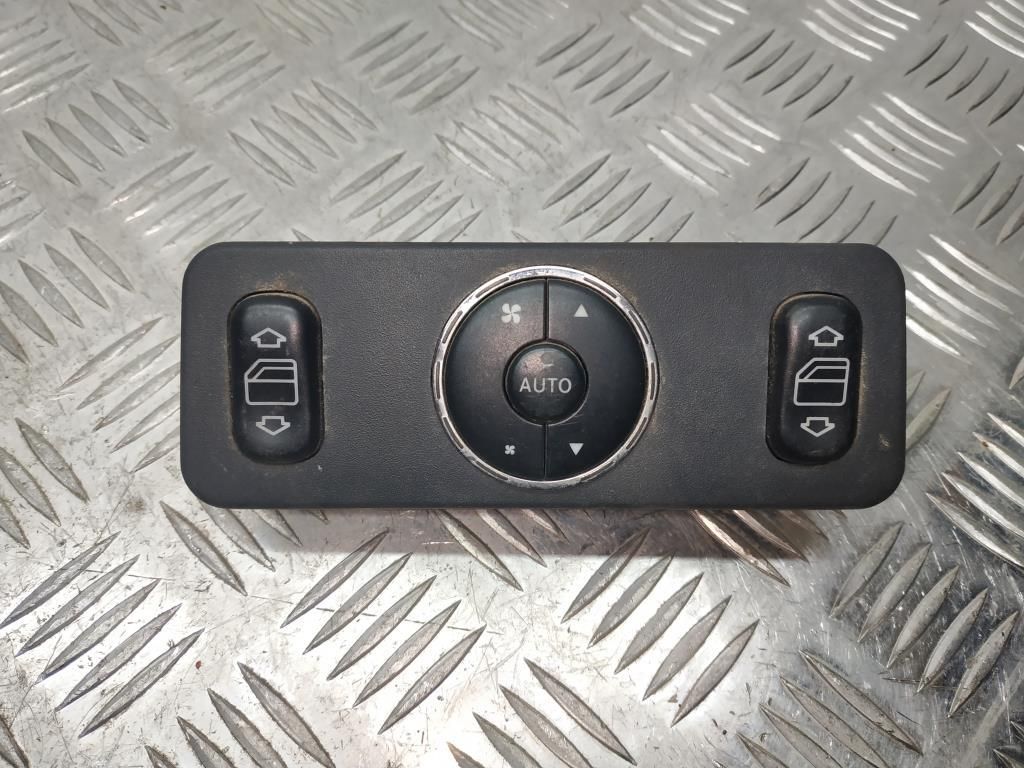 кнопка стеклоподъемника двери Mercedes-Benz M-Класс W163 [рестайлинг] 2004, 2.7 л., CDi, OM 612.963, дизель, АКПП, teallitblau / 353, внедорожник 5 дв., полный привод, правый руль, A1638200326