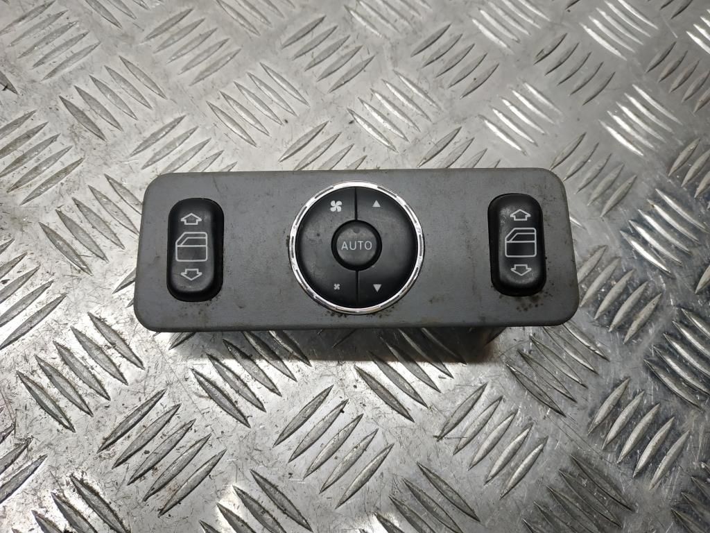 кнопка стеклоподъемника двери Mercedes-Benz M-Класс W163 [рестайлинг] 2002, 2.7 л., CDi, OM 612.963, дизель, АКПП, chrysopalgruen / 247, внедорожник 5 дв., полный привод, правый руль, A1638200326