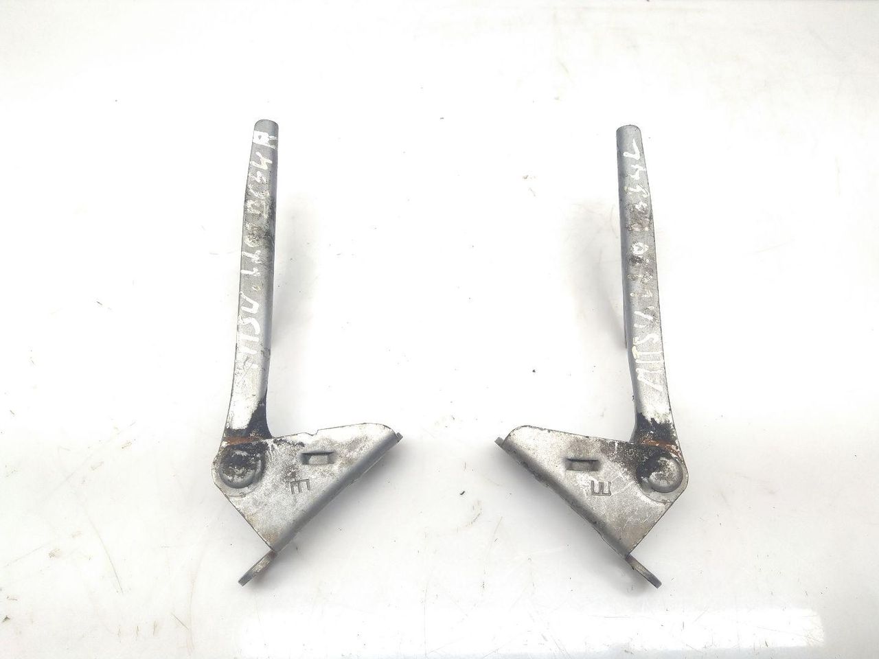петля капота Mitsubishi L200 3 поколение 2002, 2.5 л., TD, 4D56 TD, дизель, 5МКПП, chromatic silver / h82, пикап, полный привод, правый руль, MB866525, 866526