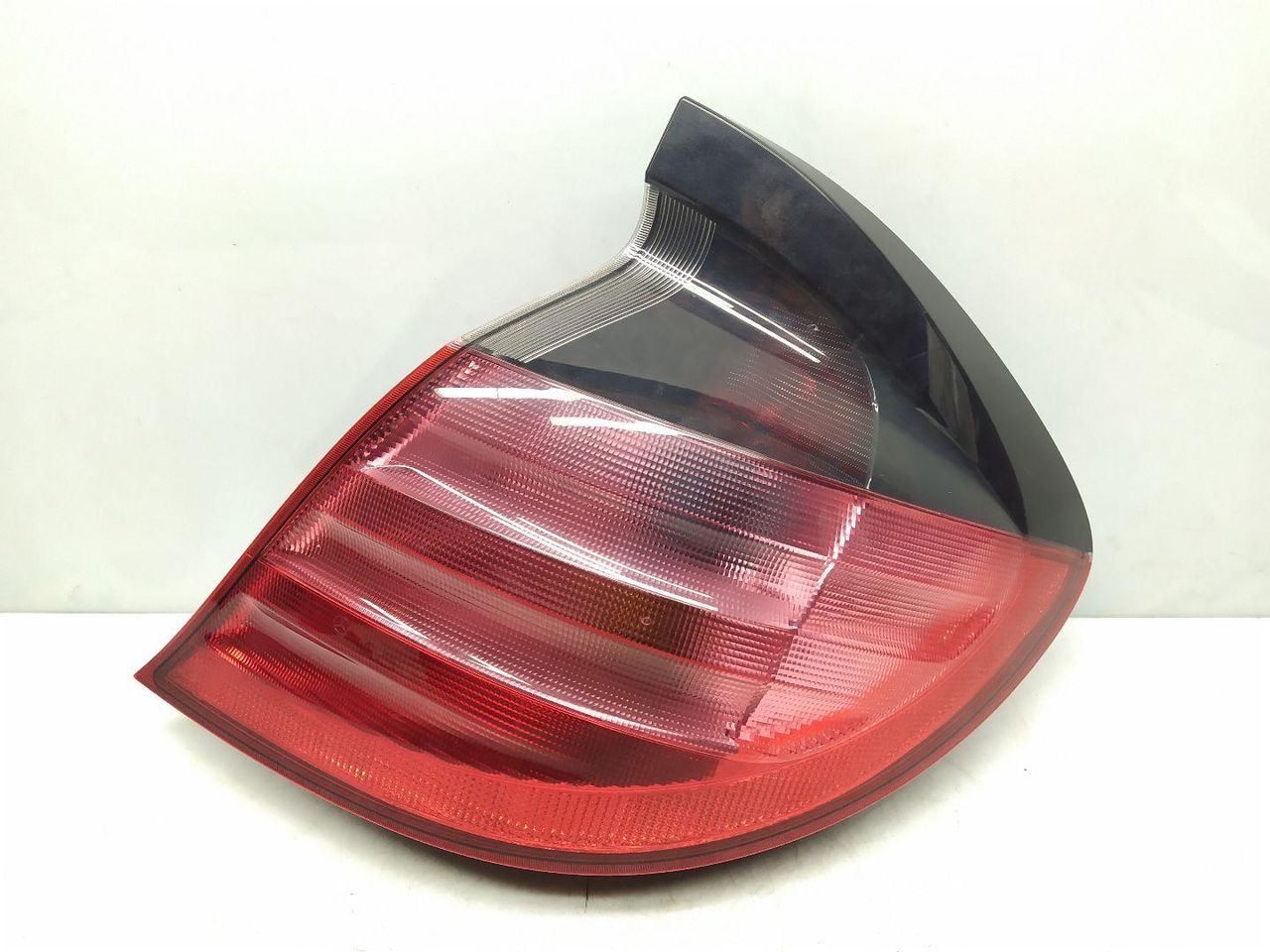 фонарь задний правый Mercedes-Benz C-Класс W203/S203/CL203 CL203 2002, 2.0 л., Kompr, M 111.955, бензин, АКПП, aventurinorange / 487, хетчбэк 3 дв., задний привод, правый руль, A2038200664
