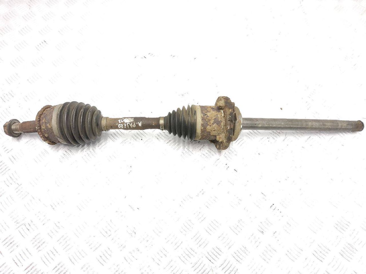 полуось передняя правая (приводной вал, ШРУС) Mitsubishi Pajero 4 поколение V80 2008, 3.2 л., DiD, 4M41, дизель, 5МКПП, black / x24, внедорожник 3 дв., полный привод, правый руль, 3815A196