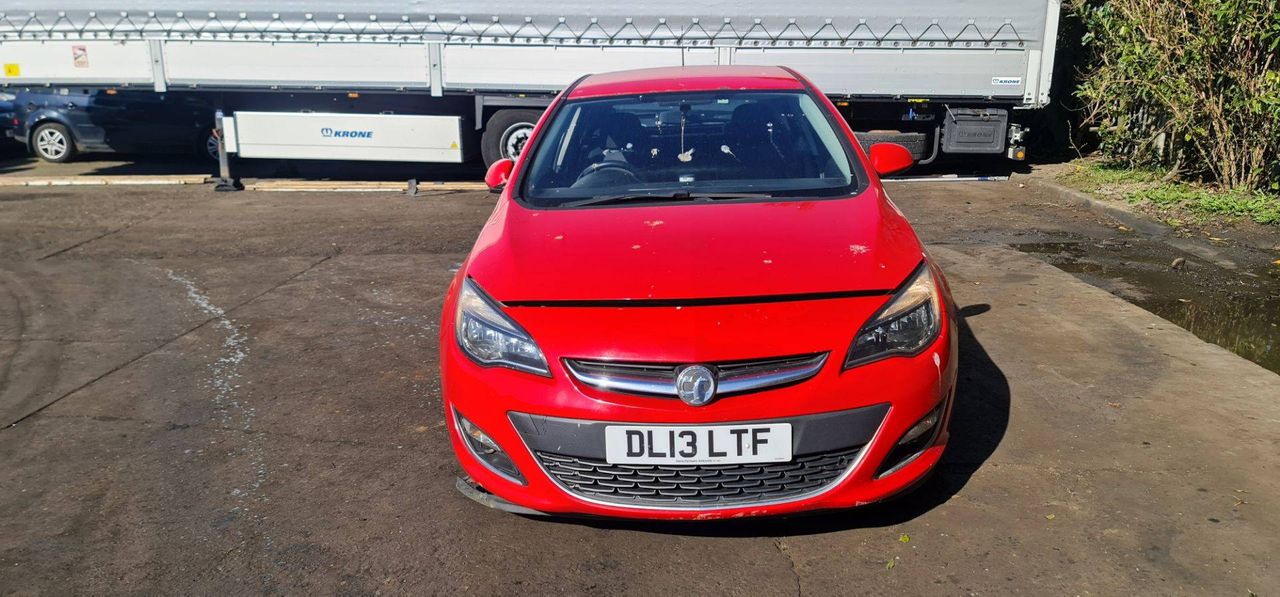 Opel Astra J рест. 2013 - фото №1
