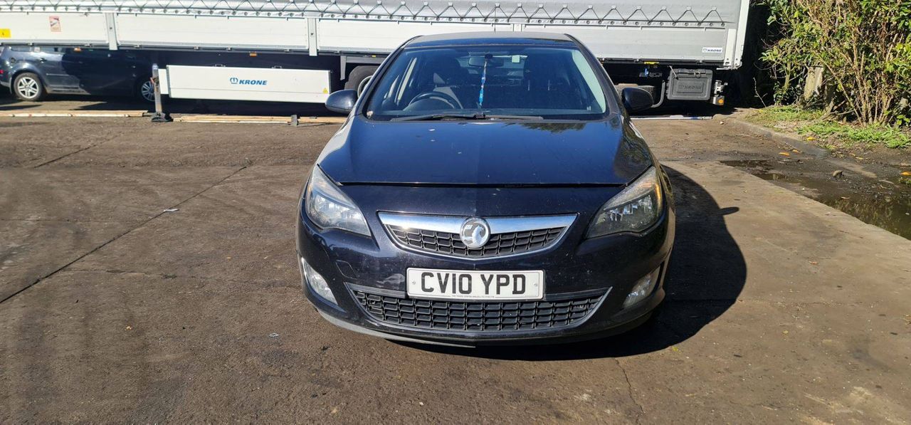 Opel Astra J 2010 - фото №1
