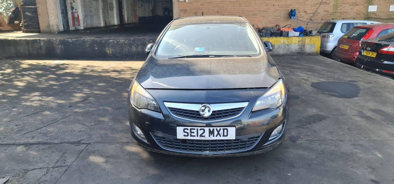 Opel Astra J 2012 - фото №1