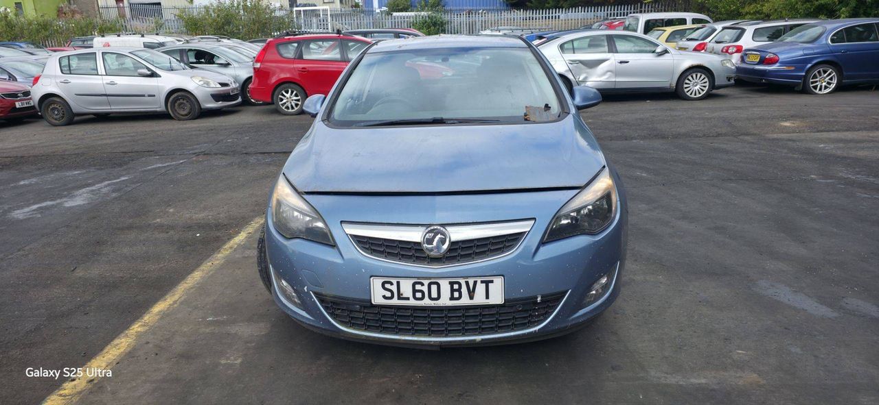 Opel Astra J 2010 - фото №1