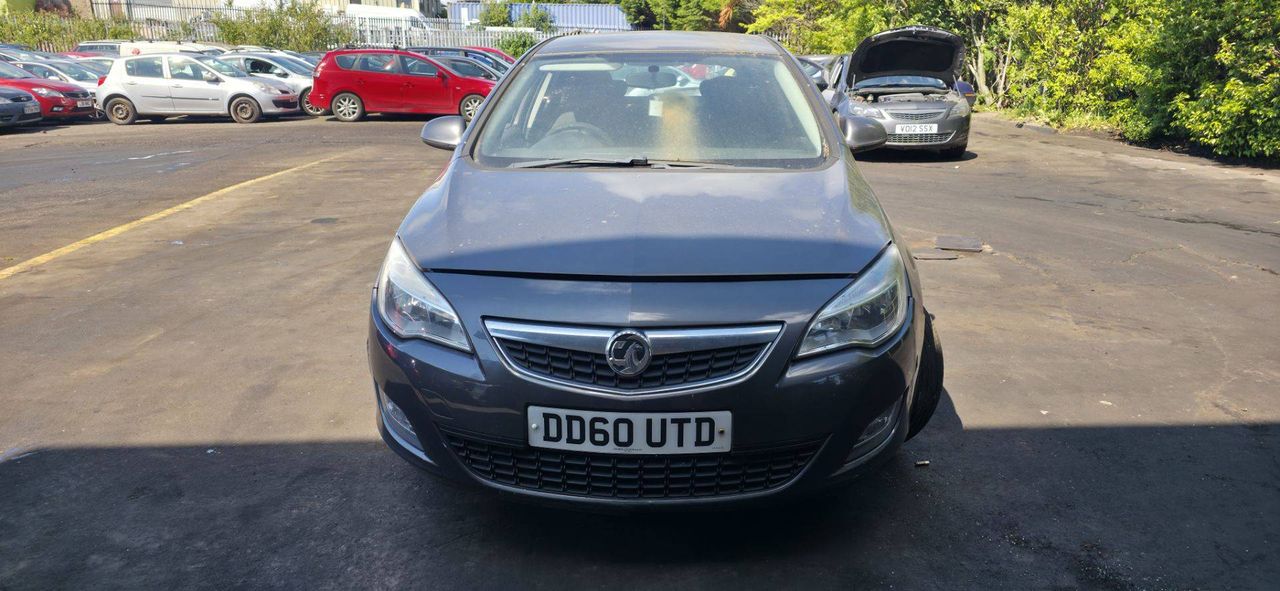 Opel Astra J 2011 - фото №1