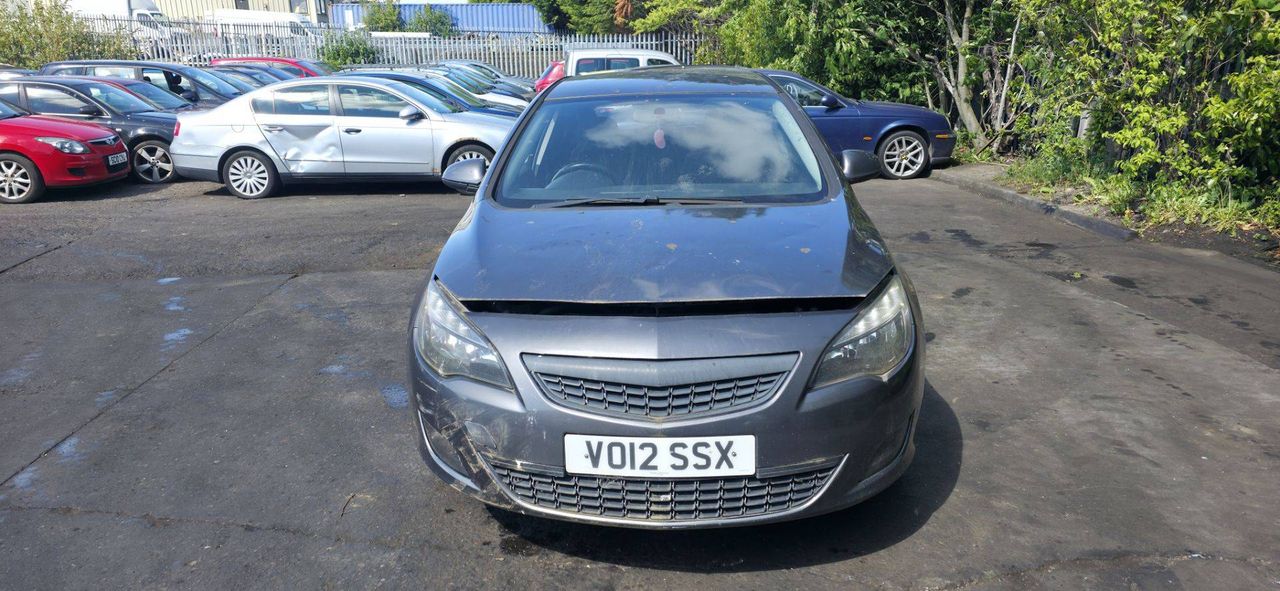 Opel Astra J 2012 - фото №1