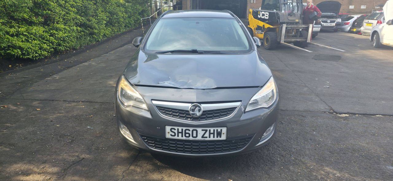 Opel Astra J 2011 - фото №1