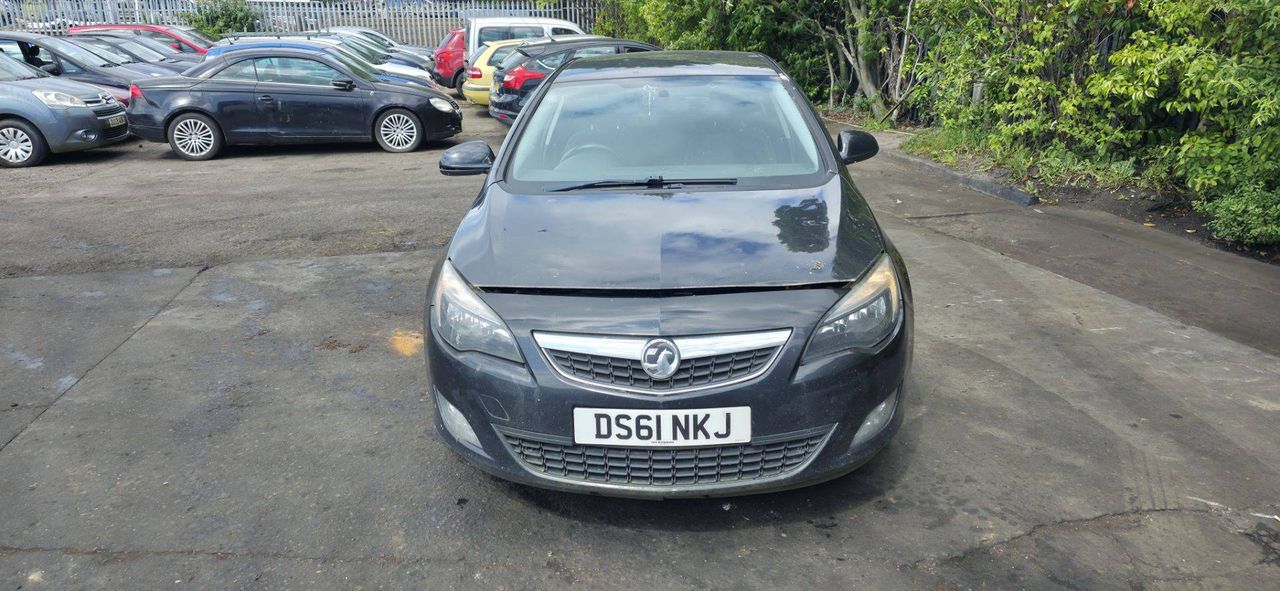 Opel Astra J 2012 - фото №1