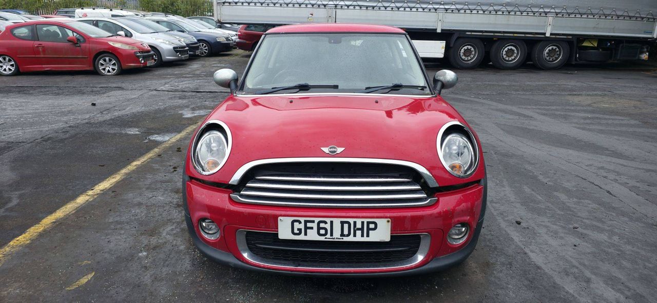 Mini Cooper 2 рест. R56 2011 - фото №1