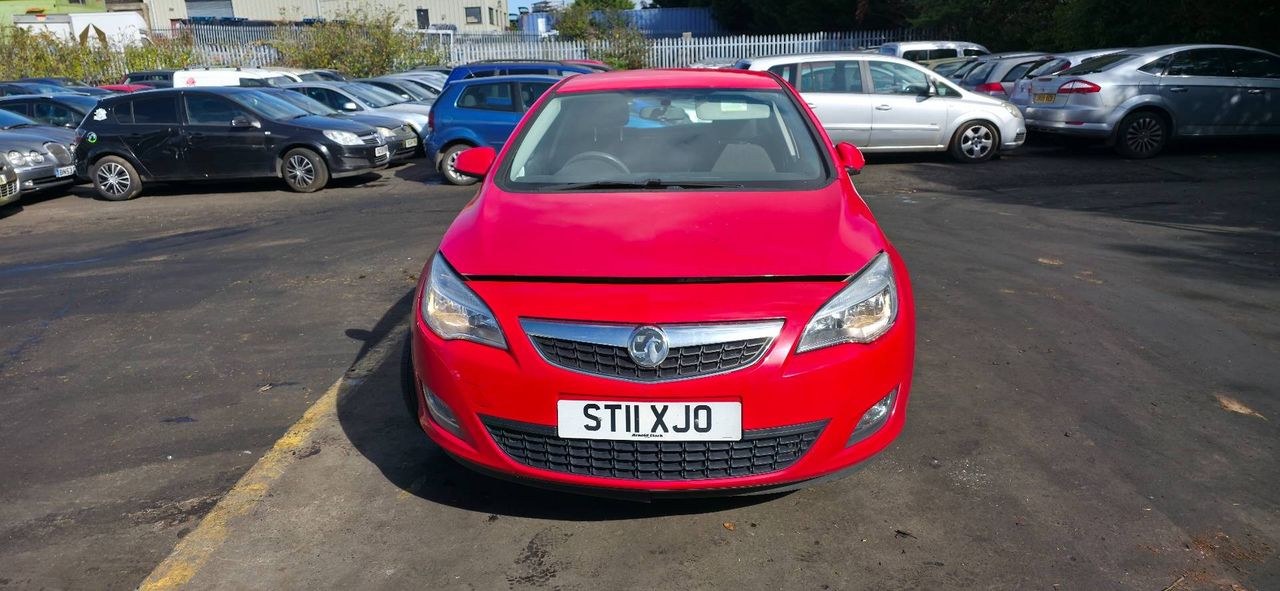 Opel Astra J 2011 - фото №1