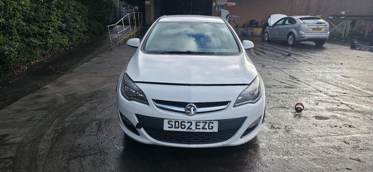 Opel Astra J рест. 2012 - фото №1