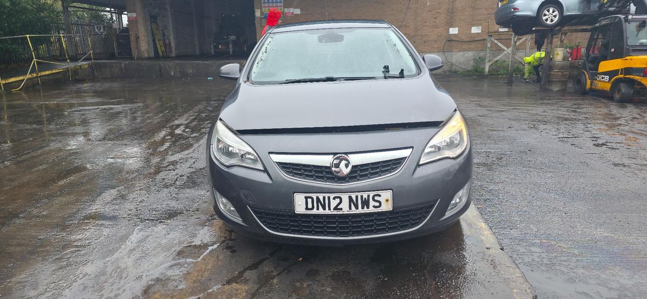 Opel Astra J 2012 - фото №1