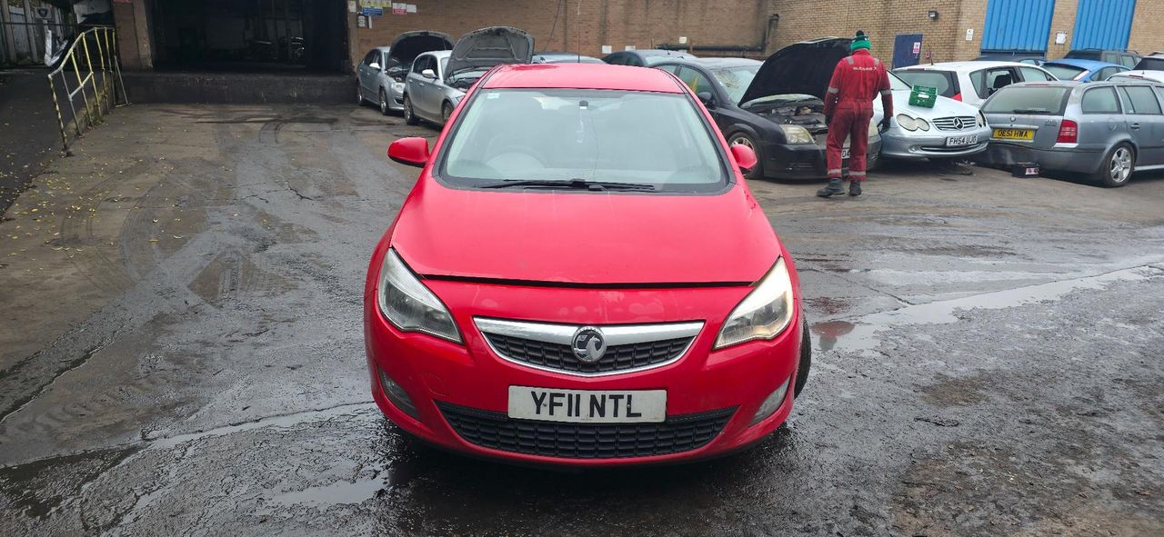 Opel Astra J 2011 - фото №1