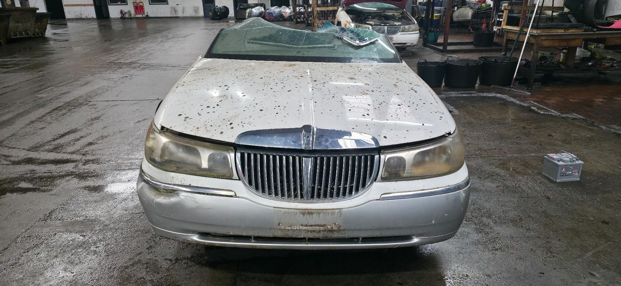 Lincoln Town Car 3 FN145 2000 - фото №1