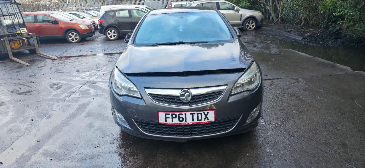 Opel Astra J 2011 - фото №1