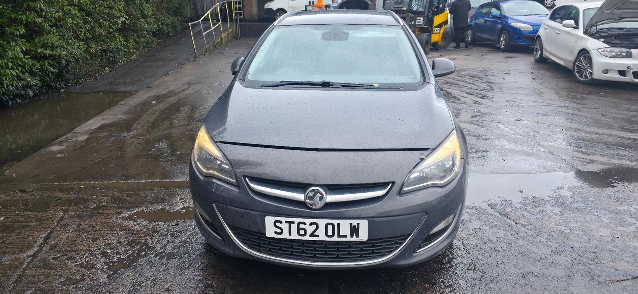 Opel Astra J рест. 2012 - фото №1