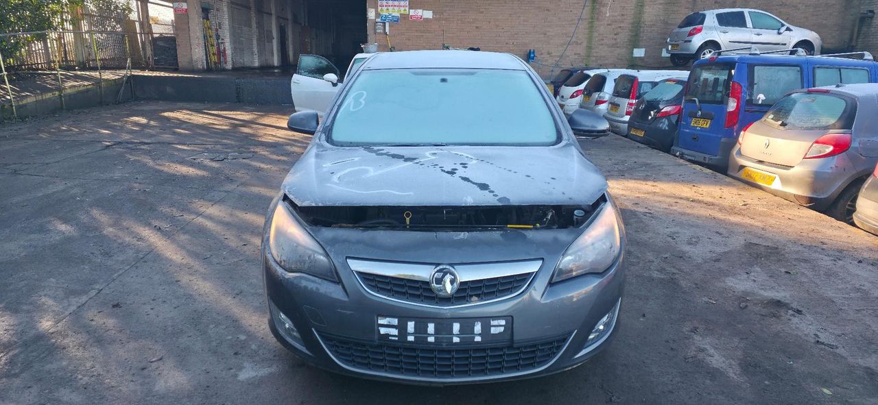 Opel Astra J 2010 - фото №1