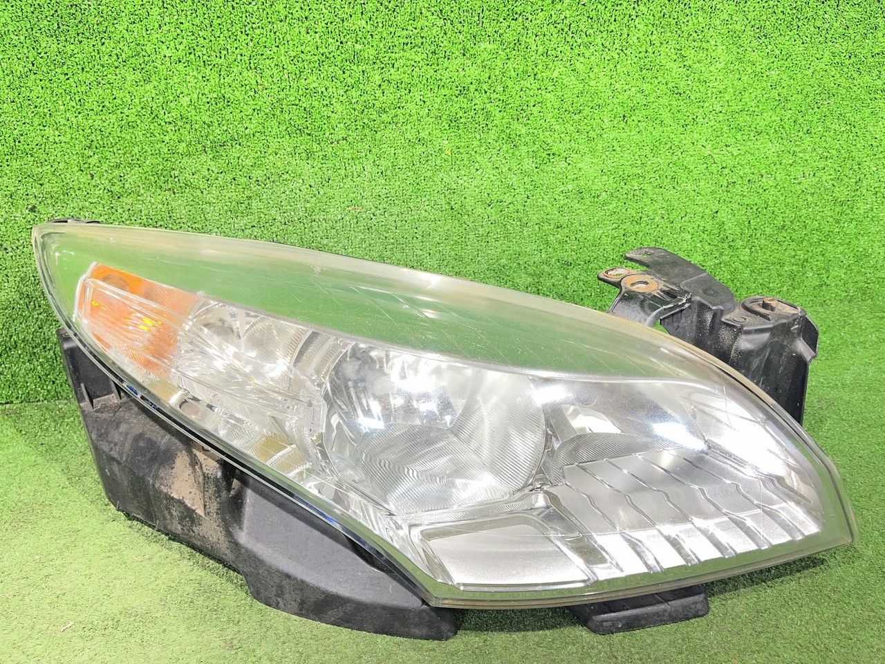 Фара галоген правая Renault Megane 3 поколение 2008, 2.0 л., Ti, F4R 870, бензин, 6МКПП, orange cayenne / teenj, хетчбэк 3 дв., передний привод, правый руль, 260100018R, 0301244602 - фото №1