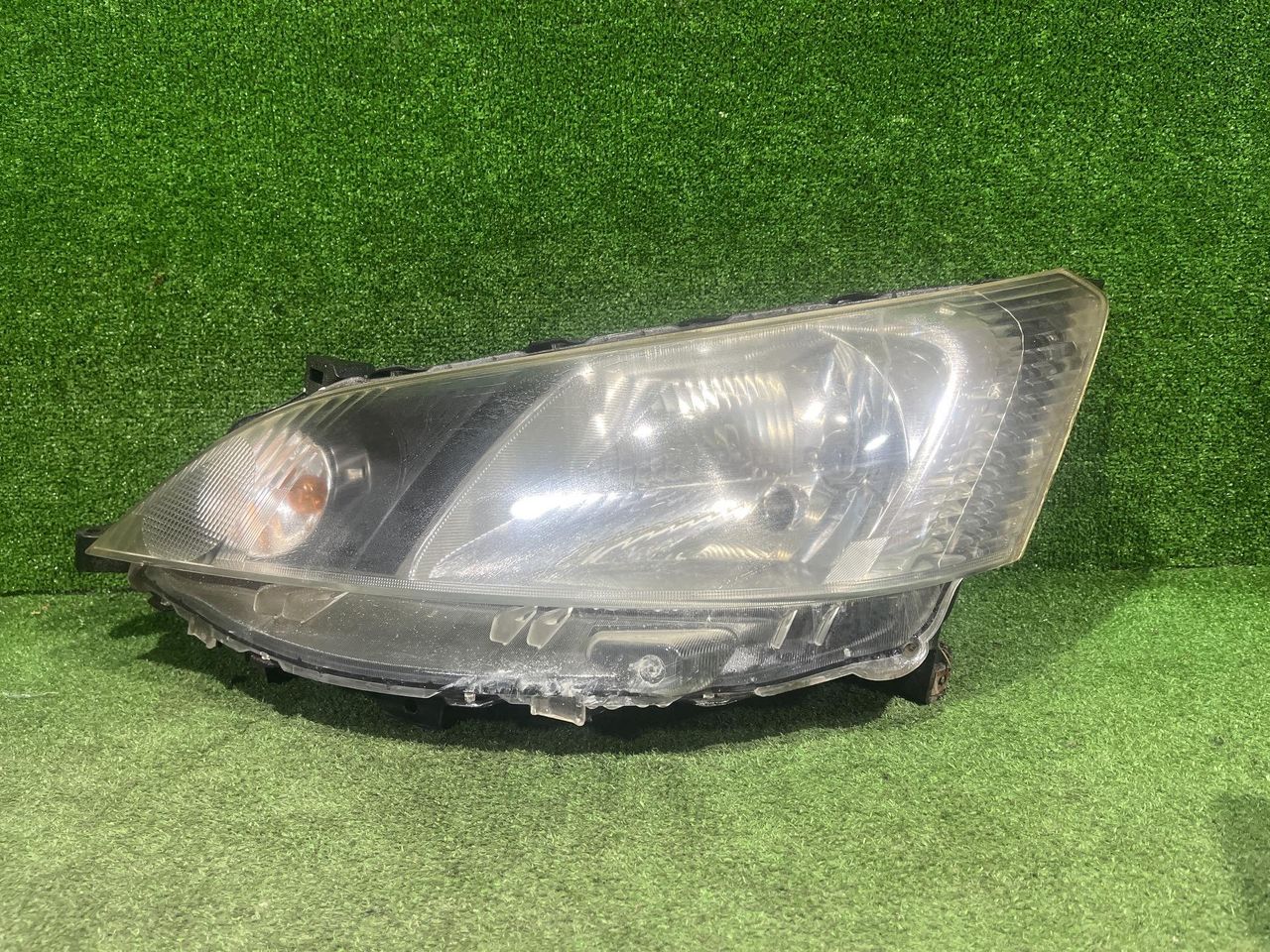 Фара галоген левая Nissan NV200 1 поколение 2012, 1.5 л., DCi, K9K 892, дизель, 5МКПП, white / qm1, минивэн, передний привод, правый руль, 26060-JX31A - фото №1