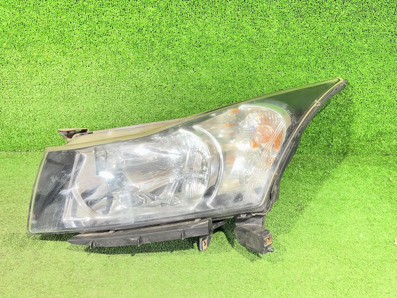 Фара галоген левая Chevrolet Cruze 1 поколение J300 2011, 1.6 л., i, F16D4, бензин, 5МКПП, pewter gray / gcv, седан, передний привод, правый руль, 96828236 - фото №1