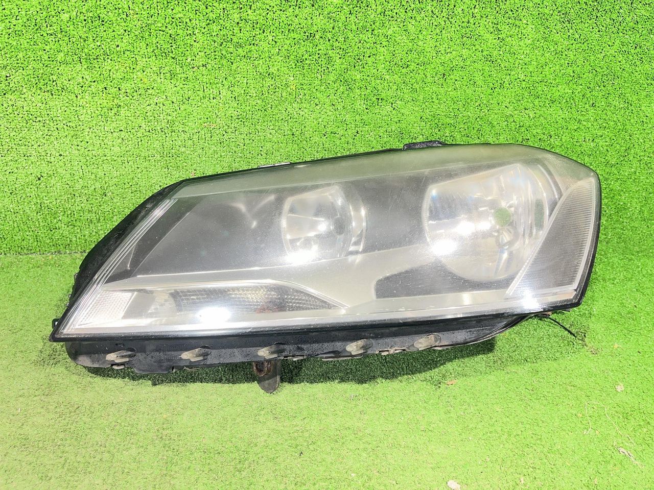 Фара галоген левая Volkswagen Passat B7 2012, 2.0 л., TDi, CFFB, дизель, 6МКПП, night blue / lh5x, универсал, передний привод, правый руль, 3AC941005, 90003374 - фото №1