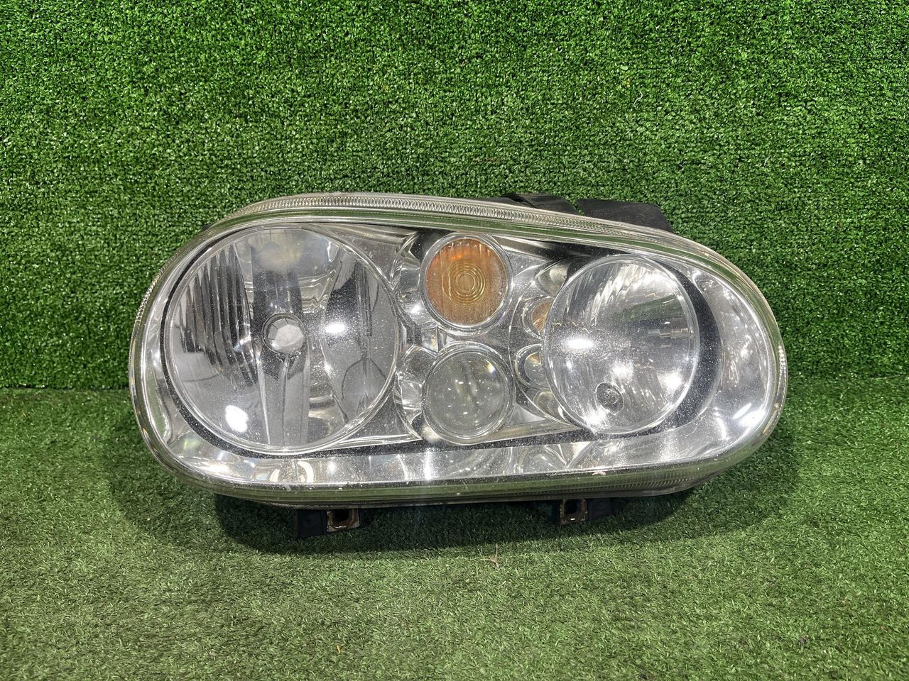 Фара галоген правая Volkswagen Golf 4 поколение 2002, 1.9 л., TDi PD, ASZ, дизель, 6МКПП, reflex silver / la7w, хетчбэк 3 дв., передний привод, правый руль - фото №1