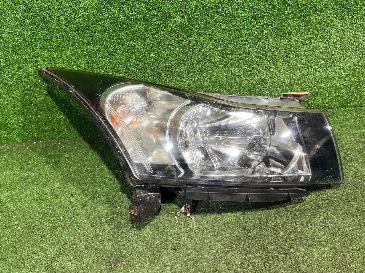Фара галоген правая Chevrolet Cruze 1 поколение J300 2011, 1.6 л., i, F16D4, бензин, 5МКПП, pewter gray / gcv, седан, передний привод, правый руль, 96828237 - фото №1