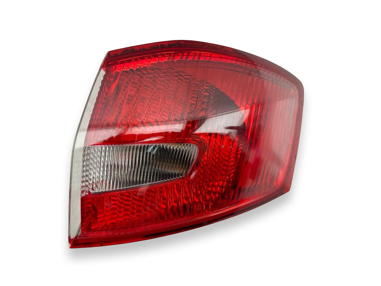 фонарь задний правый Ford Kuga 1 поколение 2009, 2.0 л., TDCi, G6DG, дизель, 6МКПП, moondust silver / 58, внедорожник 5 дв., передний привод, правый руль, 8V41-13404-AH - фото №1