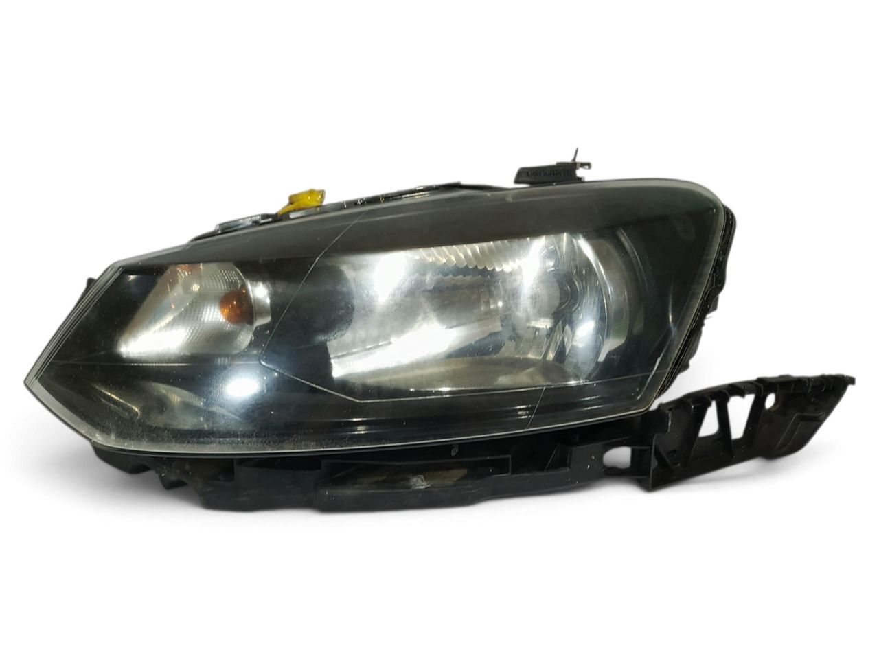 Фара галоген левая Volkswagen Polo 5 поколение 2010, 1.2 л., i, CGPB, бензин, 5МКПП, candyweiss / lb9a, хетчбэк 3 дв., передний привод, правый руль, 89501933, 6R2941015E - фото №1