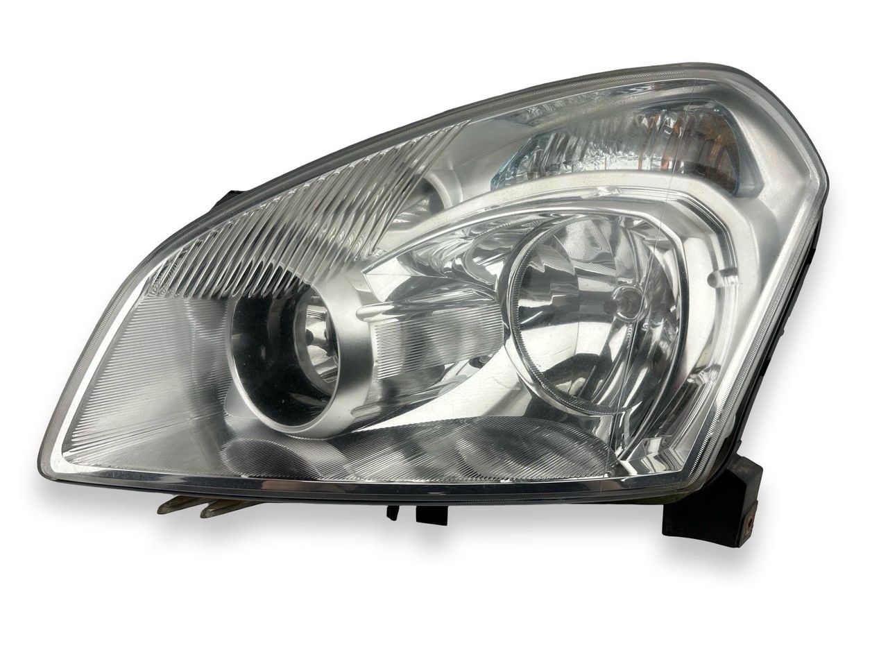 Фара галоген левая Nissan Qashqai 1 поколение 2009, 1.6 л., i, HR16DE, бензин, 5МКПП, silver / ky0, внедорожник 5 дв., передний привод, правый руль, 26060-JD00E, 1LF238042-05 - фото №1