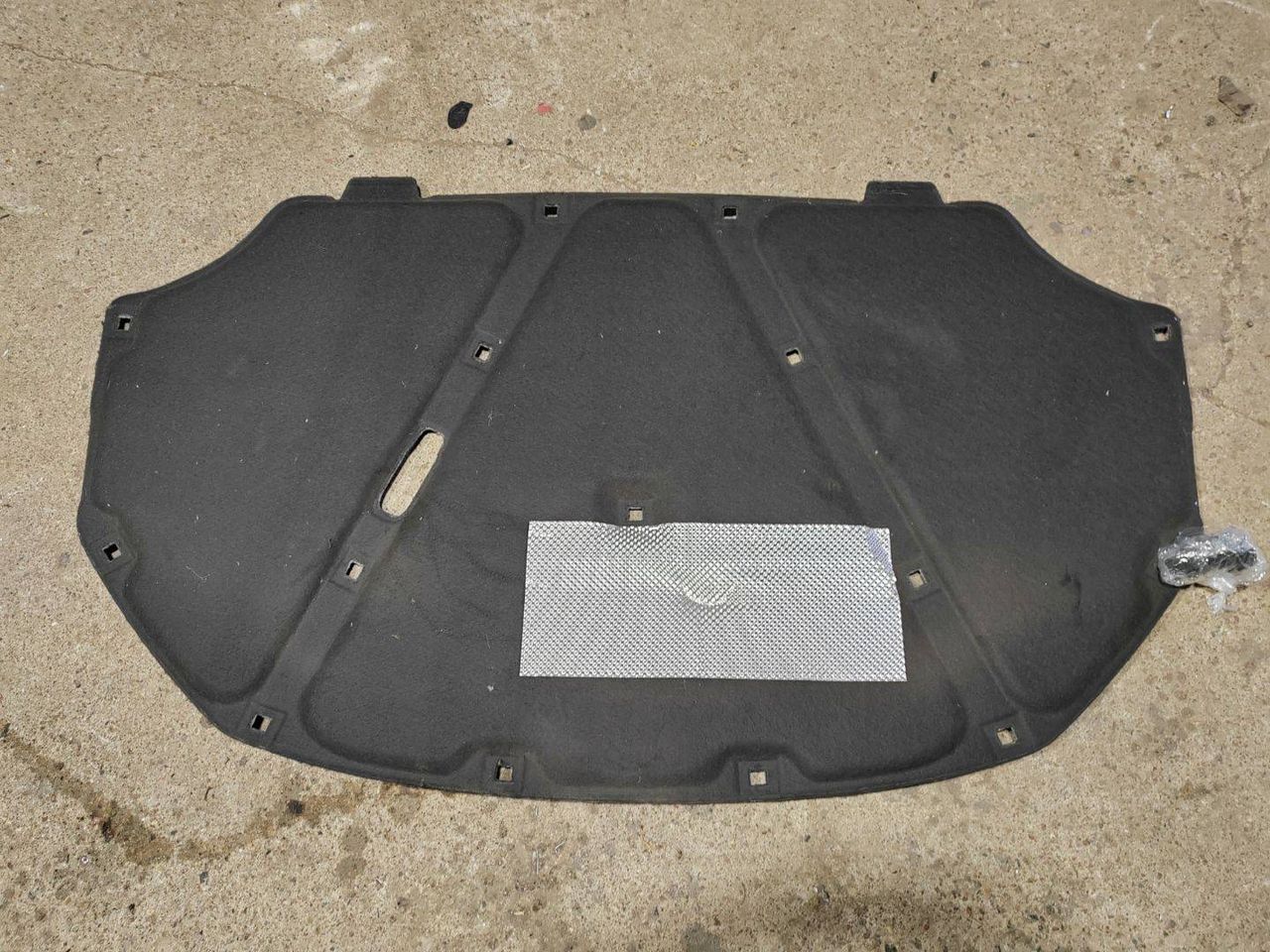 шумоизоляция капота Volkswagen Jetta 6 поколение 2011, 1.4 л., бензин, 5C6863831B