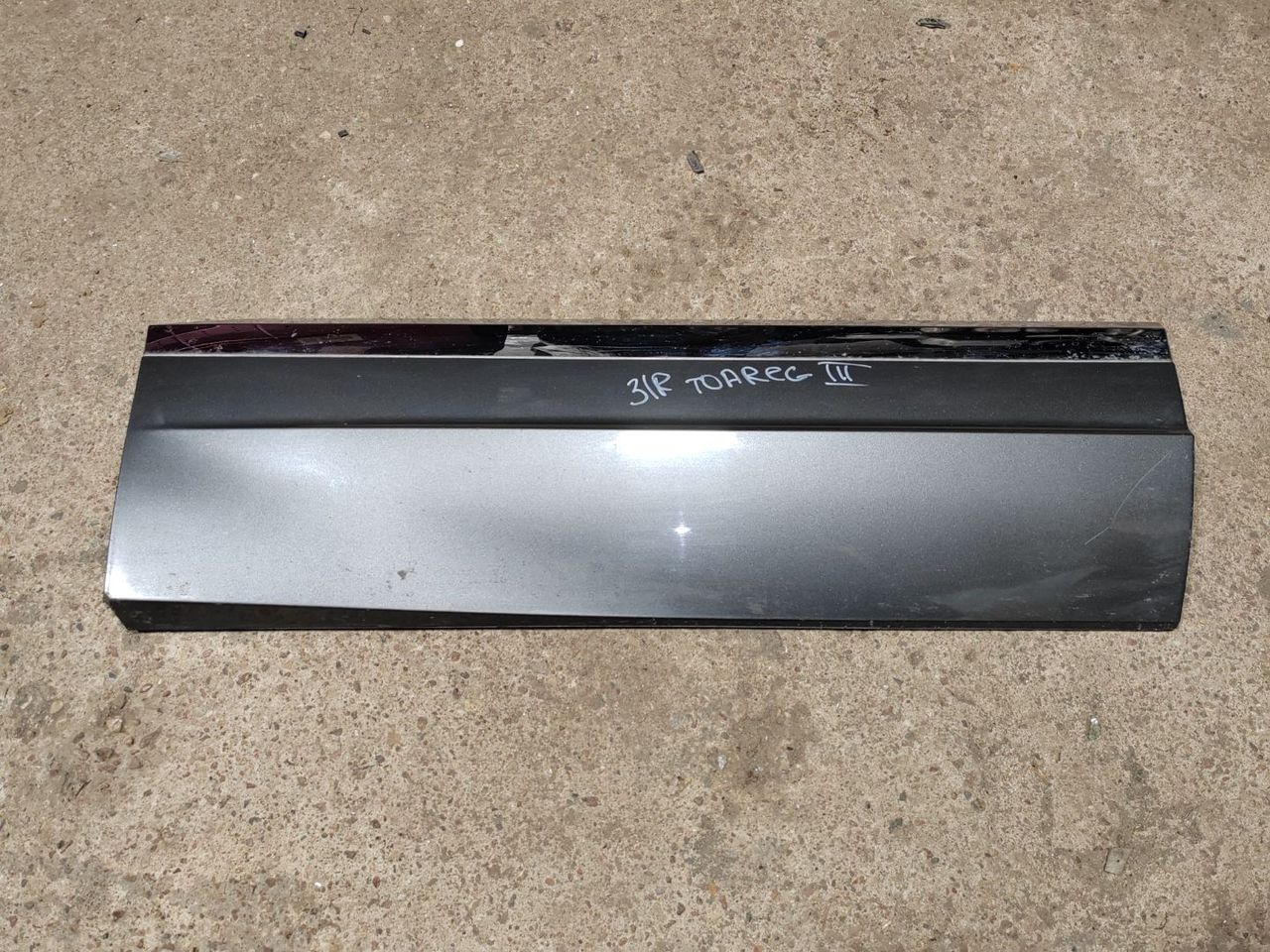 молдинг двери задней правой Volkswagen Touareg 3 поколение 2019, 3.0 л., дизель, 760854950A