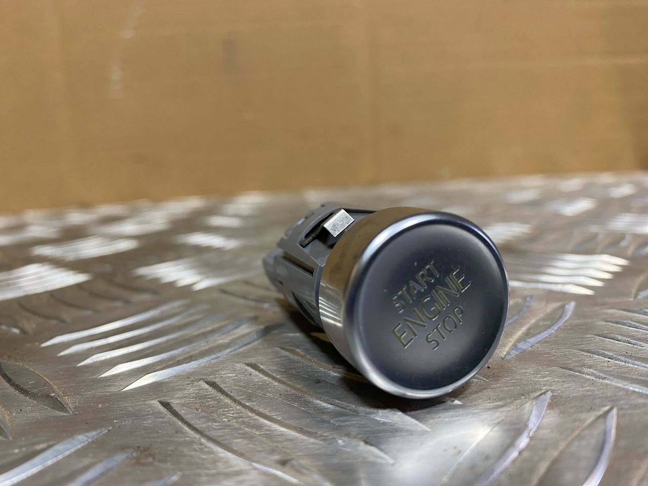 кнопка запуска двигателя Volkswagen Touareg 3 поколение 2019, 3.0 л., дизель, 762959839