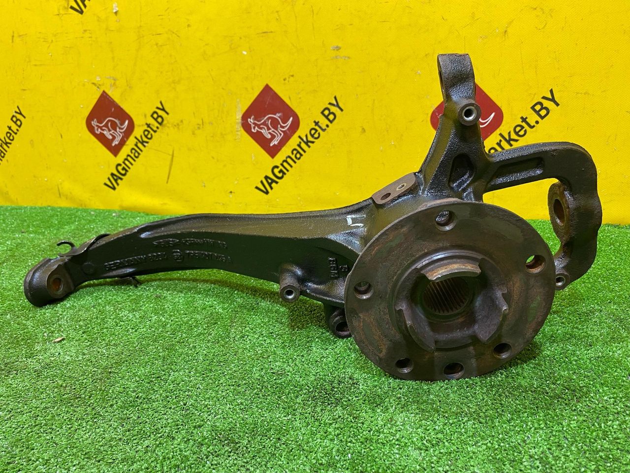 кулак поворотный левый Volkswagen Touareg 2 поколение 2012, 3.0 л., дизель, 7P6407245A