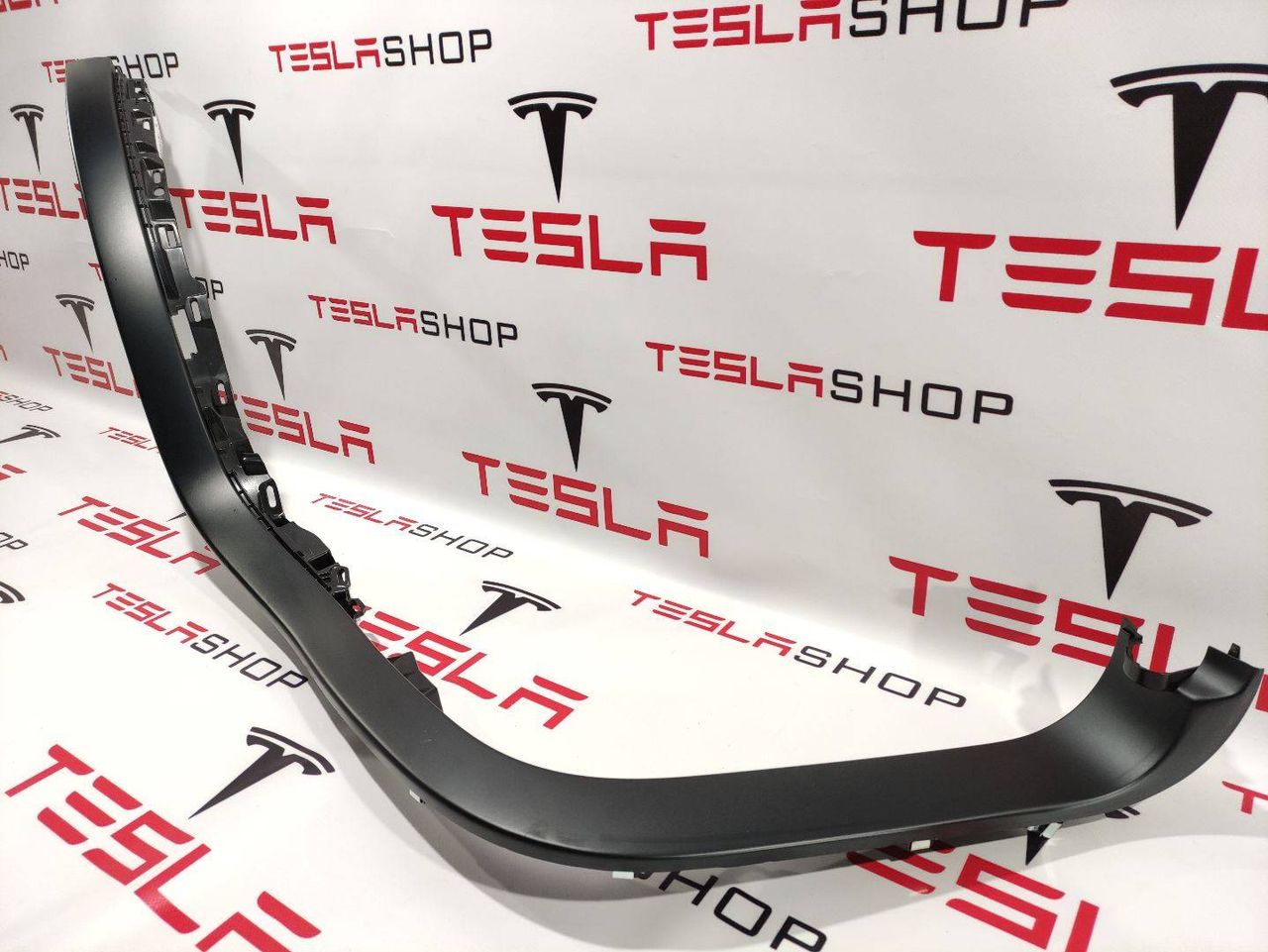 Накладка проема подъемной задней двери Tesla Model X 1 поколение 2017, 1059628-00-G, 1105126-00-D - фото №1