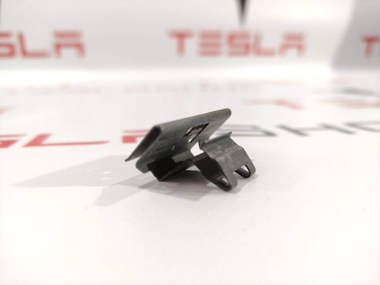 Клипса крепления уплотнителя внутреннего стекла двери Tesla Model S 1 поколение 2015, 1005783-00-B - фото №1