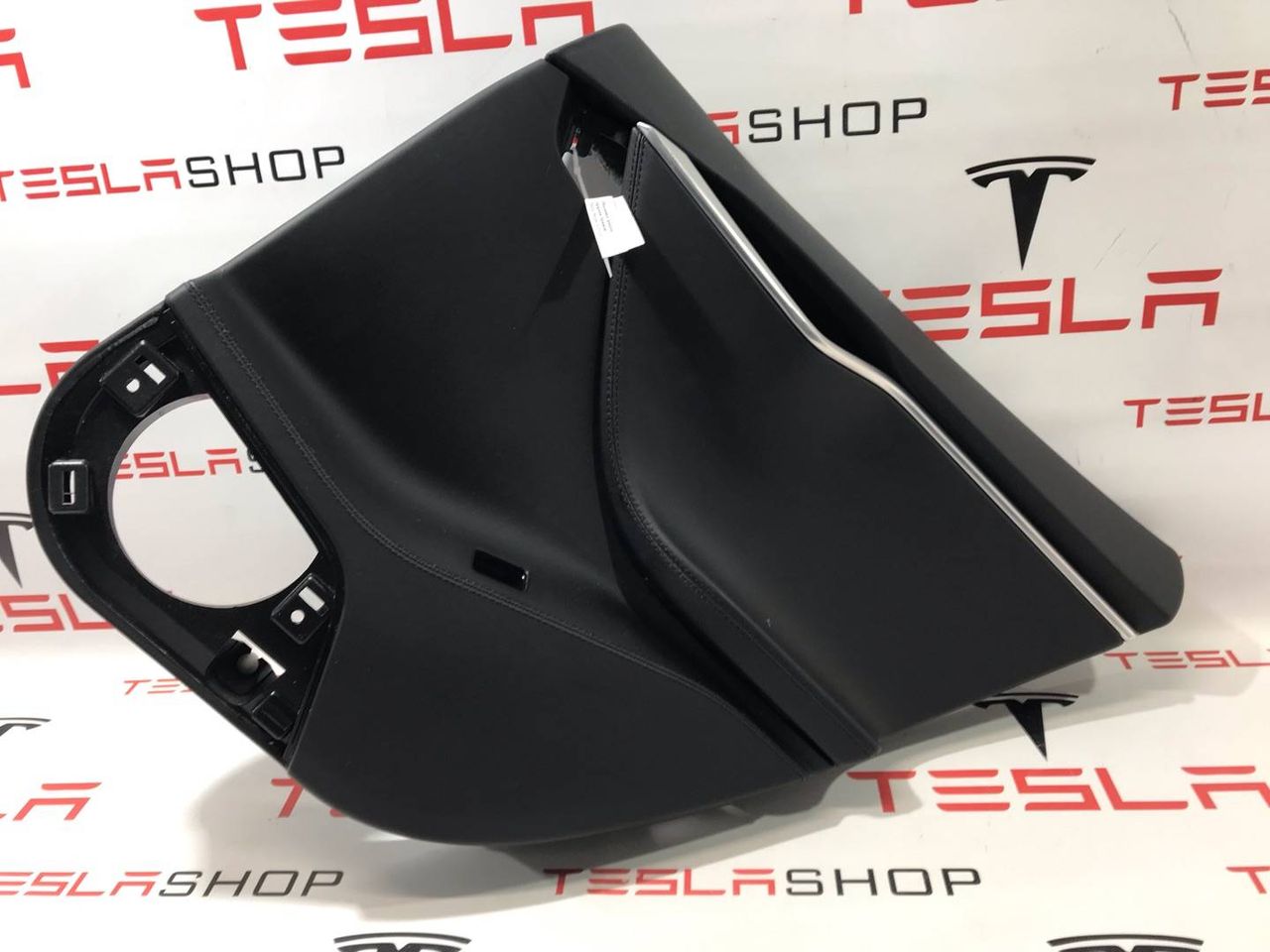 обшивка двери задняя правая Tesla Model S 1 поколение 2015, 1008133-00-D, 1008105-00-I - фото №1