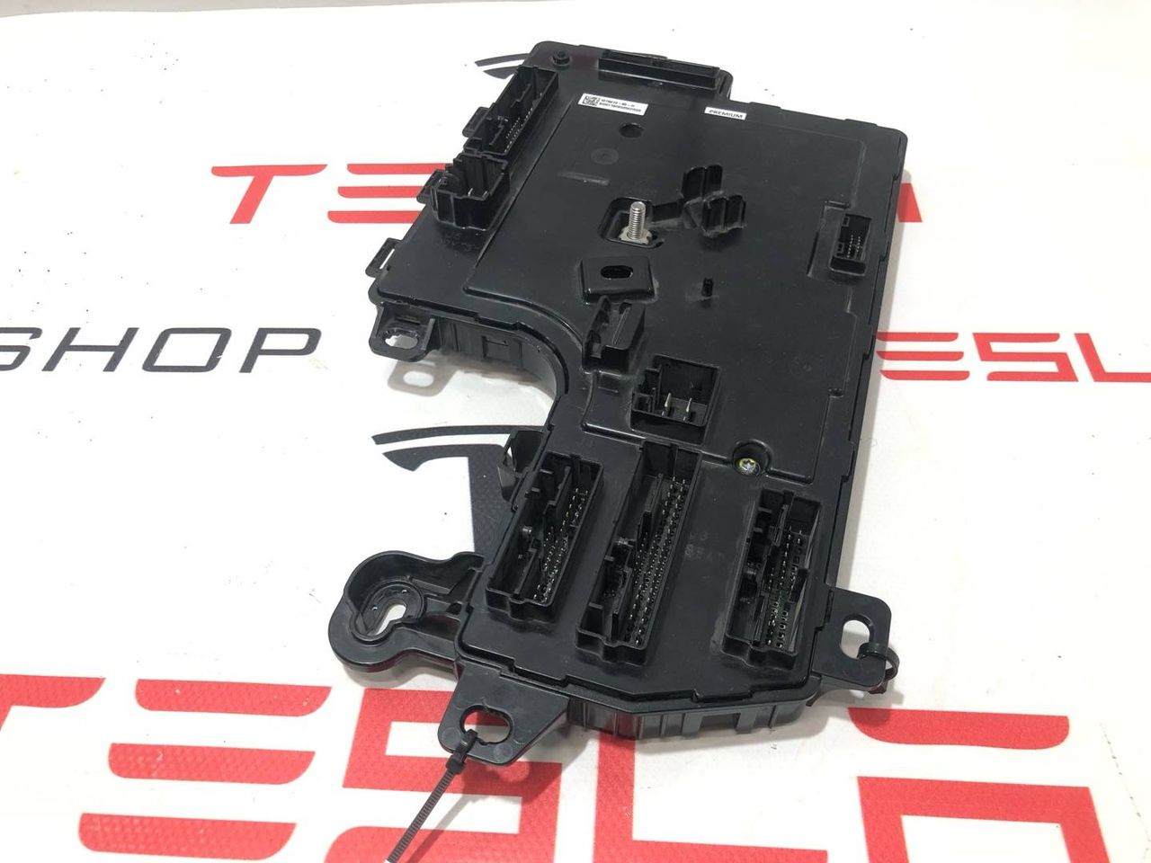 Блок управления BCM (Body Control Module) Tesla Model 3 1 поколение 2018, 1078673-90-H - фото №1