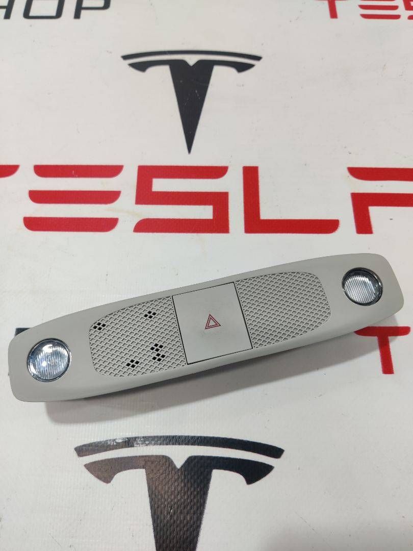 Панель освещения с микрофоном и кнопкой аварийного сигнала Tesla Model Y 1 поколение 2021, 1500237-00-E - фото №1