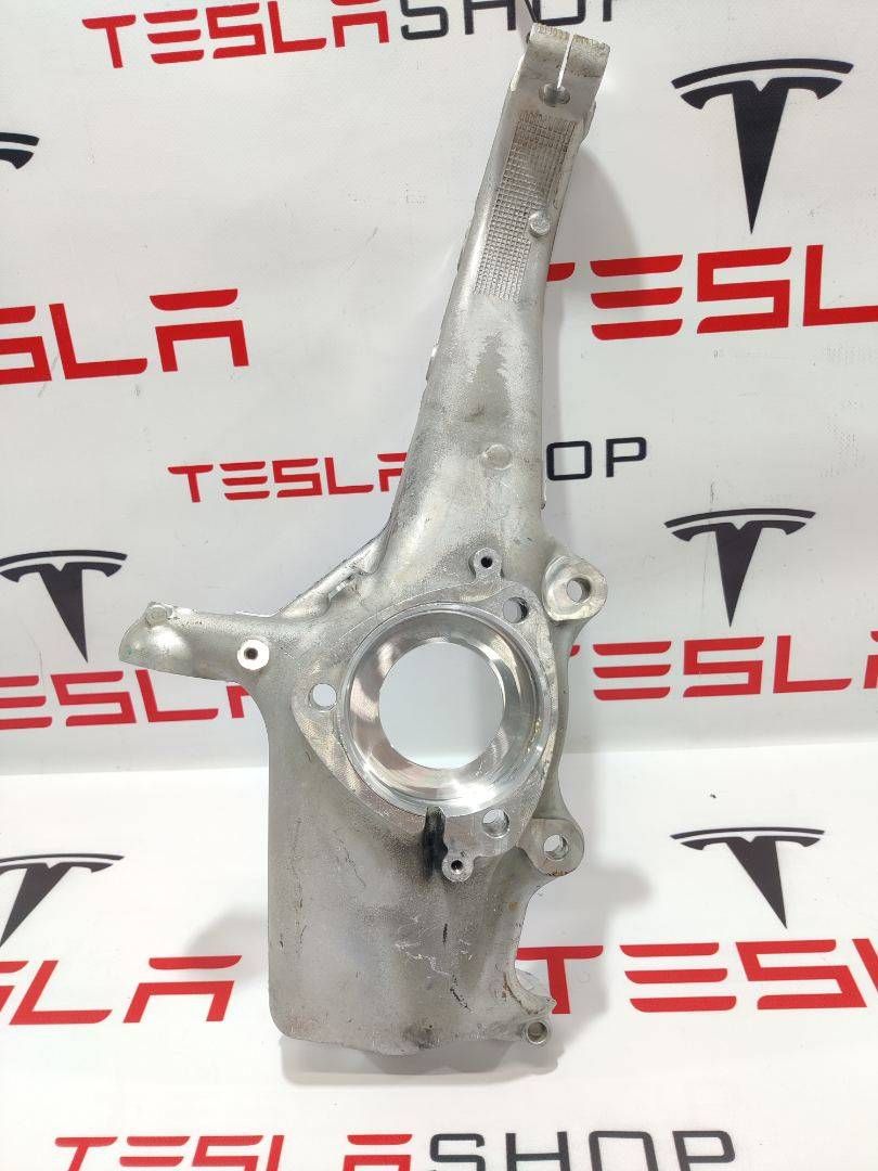 кулак поворотный левый Tesla Model 3 1 поколение 2019, электро, 1044311-00-E - фото №1