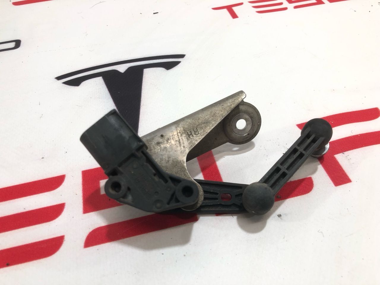 Датчик уровня пневмоподвески Tesla Model X 1 поколение 2019, 1027946-00-B - фото №1