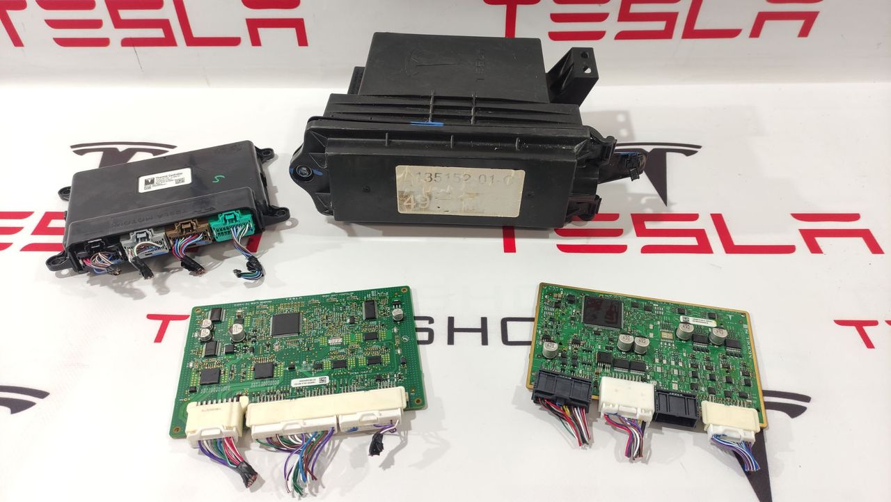 Термоконтроллер HVAC REV01 Tesla Model X 1 поколение 2019, 1047043-00-D, 1072447-82-A, 1034215-00-A, 205835803C, 1033174-01-F, 1047042-00-C, 144987800C, 1058358-00-B, 1135152-90-C, 1449781-00-A - фото №1