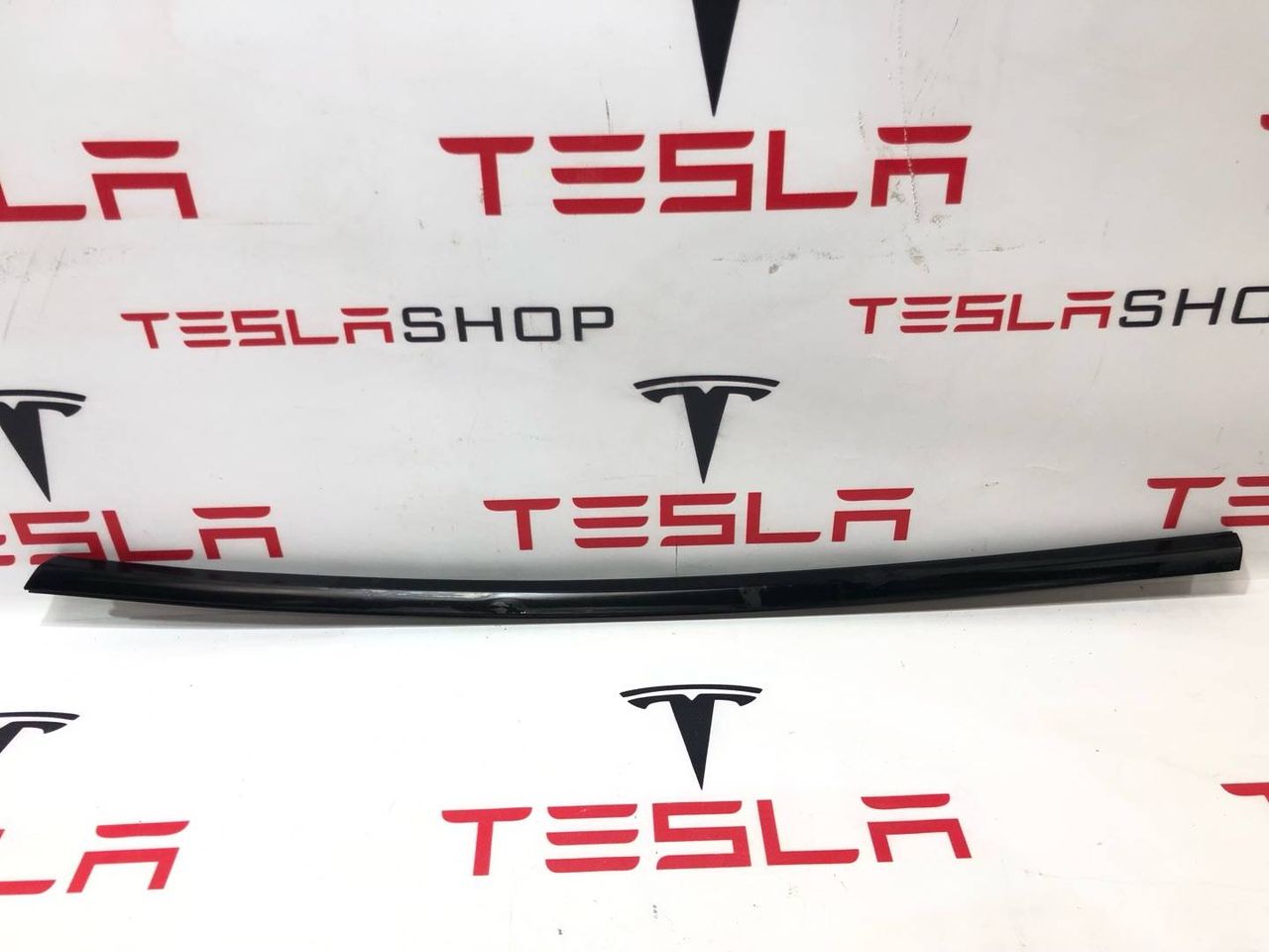молдинг двери передней левой Tesla Model 3 1 поколение 2022, 1080681-00-B - фото №1